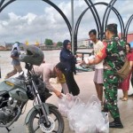 Prajurit Kodim Palembang aksi sosial di kawasan Sungai Musi. (ANTARA/HO/Yudi Abdullah/23)-1686305223