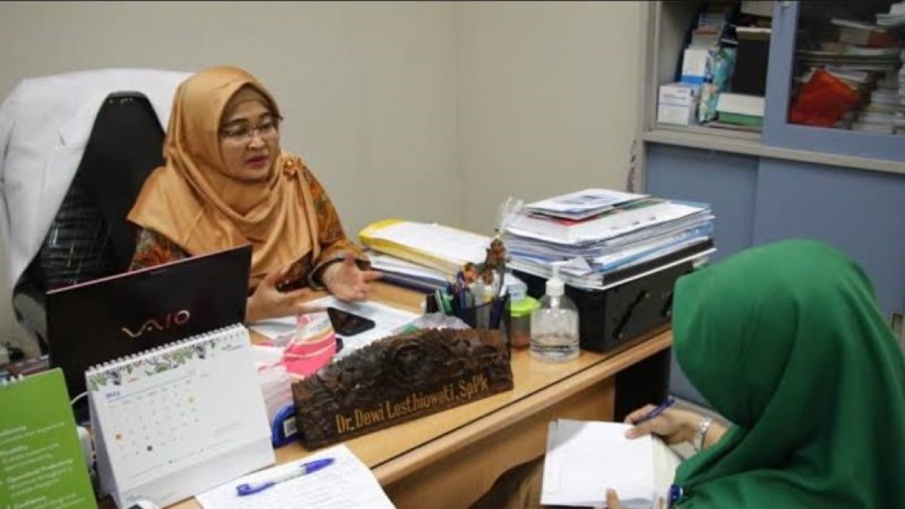 Praktisi kesehatan Dokter Spesialis Patologi Klinik Dewi Lesthiowati. (ANTARA/RSUP Persahabatan)