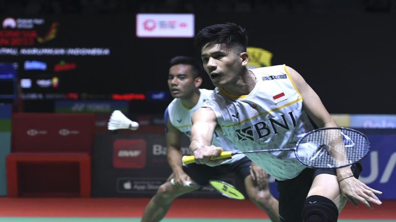 Pebulu tangkis ganda putra Indonesia Pramudya Kusumawardana (kiri) dan Yeremia Erich Yoche Yacob Rambitan (kanan) mengembalikan kok ke arah lawannya pebulu tangkis ganda putra China Liang Wei Keng dan Wang Chang pada perempat final turnamen Indonesia Open 2023 di Istora Senayan, Jakarta, Jumat (16/6/2023). ANTARA FOTO/M Risyal Hidayat/tom.