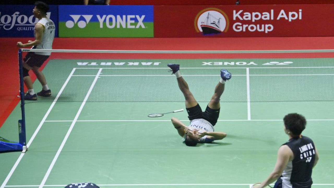 Pebulu tangkis ganda putra Indonesia Pramudya Kusumawardana (kanan) dan Yeremia Erich Yoche Yacob Rambitan (kiri) berseleberasi usai melawan pebulu tangkis ganda putra China Liang Wei Keng dan Wang Chang pada perempat final turnamen Indonesia Open 2023 di Istora Senayan, Jakarta, Jumat (16/6/2023). ANTARA FOTO/M Risyal Hidayat/tom.