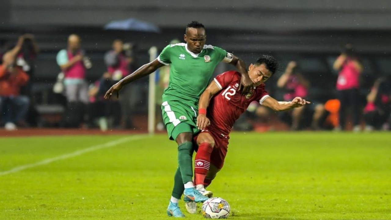 Arsip - Pesepak bola Timnas Indonesia Pratama Arhan (kanan) berebut bola dengan pesepak bola Timnas Burundi Harerimana Rashid (kanan) dalam pertandingan FIFA Match Day di Stadion Patriot Candrabhaga, Bekasi, Jawa Barat, Sabtu (25/3/2023). ANTARA FOTO/Galih Pradipta/tom. (