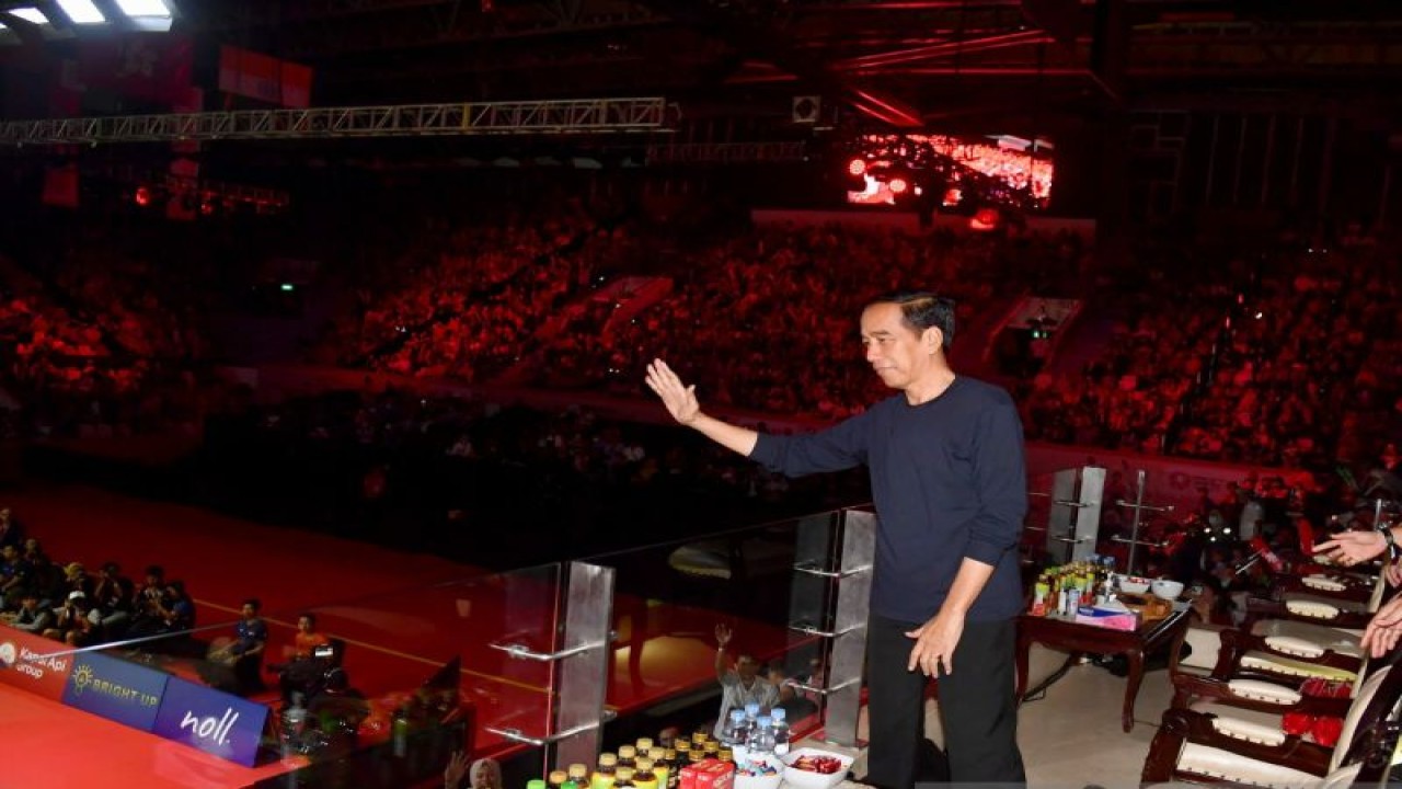 Presiden Joko Widodo menyaksikan laga semifinal Indonesia Open 2023 di Gelora Bung Karno, Jakarta, Sabtu (16/6) malam. ANTARA/HO-Biro Pers Sekretariat Presiden/Rusman