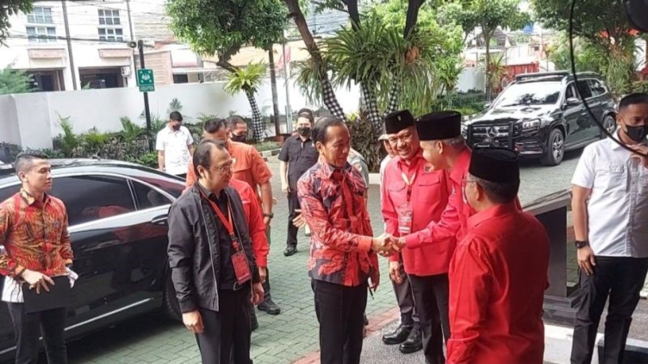 Presiden Joko Widodo disambut oleh bakal calon presiden PDIP Ganjar Pranowo saat tiba di Sekolah Partai Lenteng Agung, Jakarta Selatan, Selasa (6/6/2023). ANTARA/Mentari Dwi Gayati)
