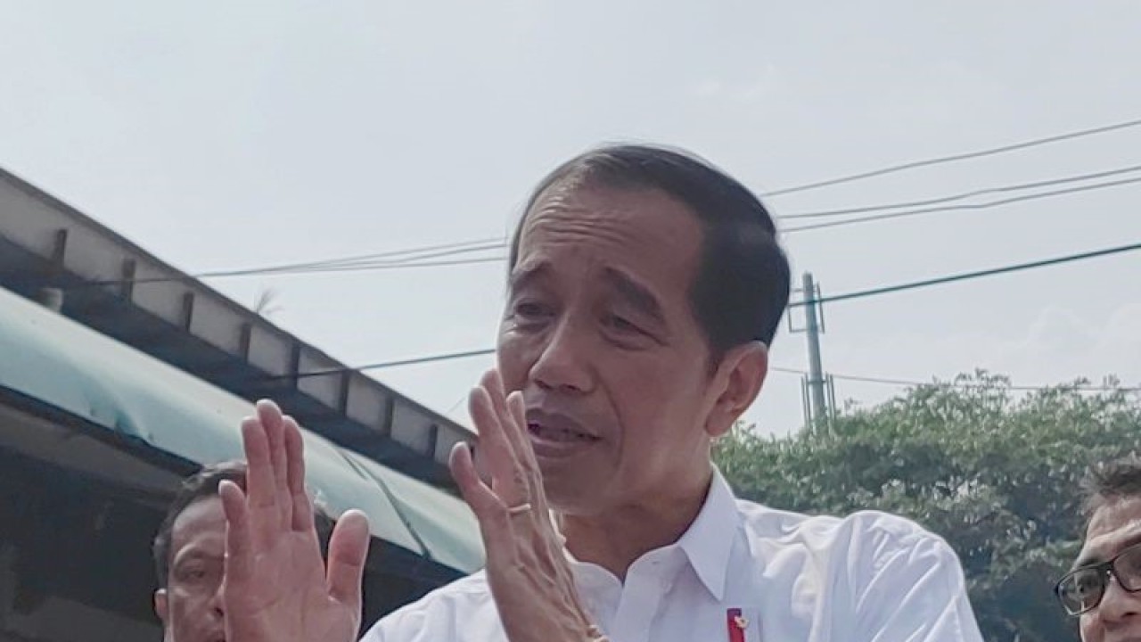 Presiden Jokowi memberikan keterangan kepada pers di Pasar Menteng Pulo, Jakarta, Kamis (15/6/2023). ANTARA/Gilang Galiartha