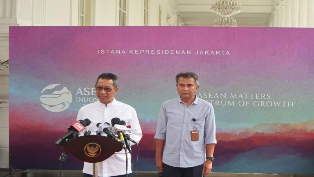 Kepala Sekretariat Presiden Heru Budi Hartono (kiri) didampingi Deputi Bidang Protokol, Pers, dan Media, Sekretariat Presiden Bey Machmudin (kanan) menyampaikan pernyataan kepada wartawan di lingkungan istana kepresidenan Jakarta pada Jumat (23/6/2023). (ANTARA/Desca Lidya Natalia)