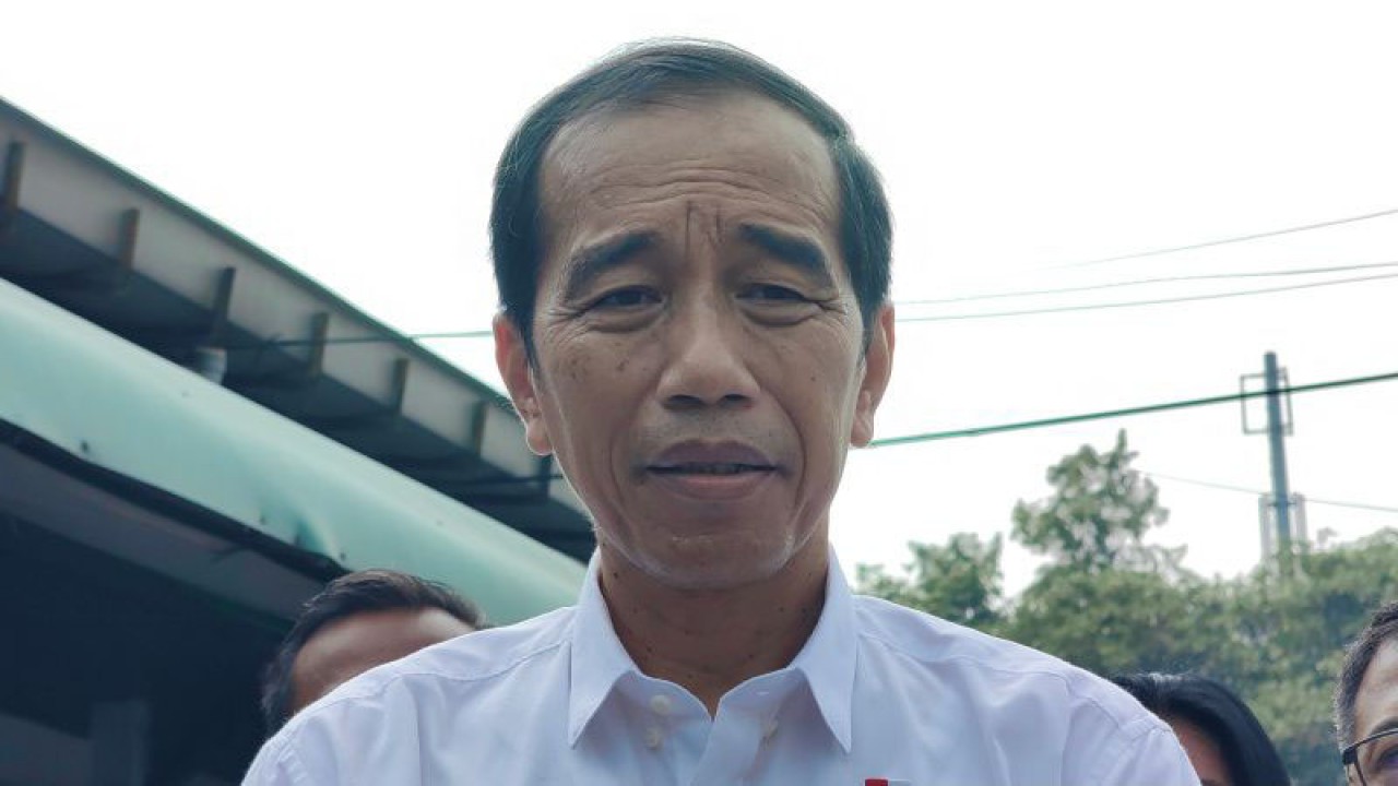 Presiden RI Joko Widodo memberikan keterangan kepada awak media selepas meninjau Pasar Menteng Pulo, Jakarta Selatan, Kamis (15/6/2023). ANTARA/Gilang Galiartha