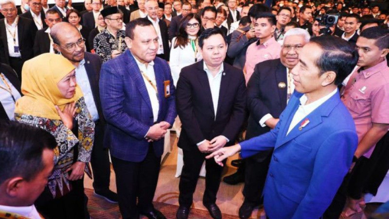 Presiden Joko Widodo menyapa Gubernur Jatim Khofifah Indar Parawansa di sela peluncuran RJPJN 2025 - 2045 di Jakarta, Kamis (15/6/2023). (ANTARA/HO-Biro Adpim Jatim)