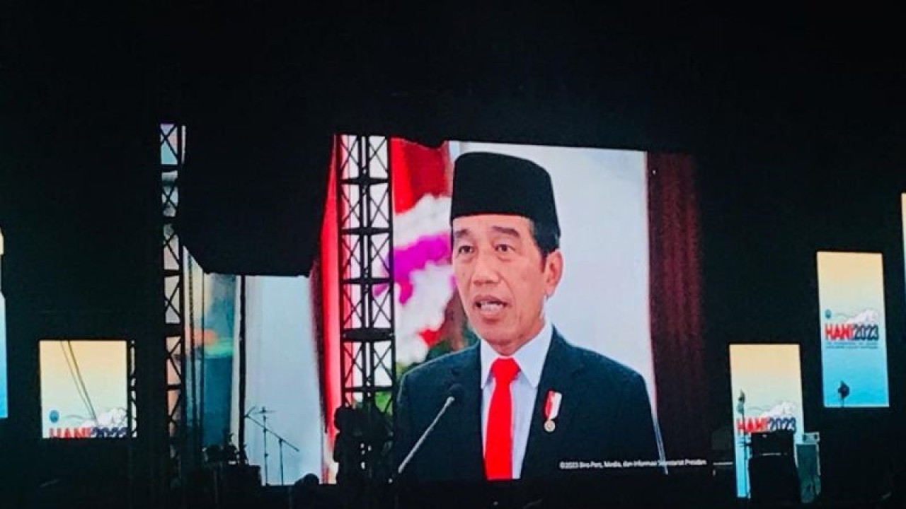 Presiden Republik Indonesia Joko Widodo memberikan sambutan melalui tayangan video pada perayaan puncak Hari Anti Narkotika Internasional di Taman Budaya Garuda Wisnu Kencana, Badung, Bali, Senin malam (26/6/2023). ANTARA/Rolandus Nampu