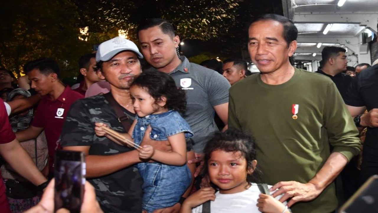 Presiden Joko Widodo menyapa masyarakat di kawasan Malioboro, Daerah Istimewa Yogyakarta, Sabtu (3/6/2023) malam. ANTARA/HO-Biro Pers Sekretariat Presiden