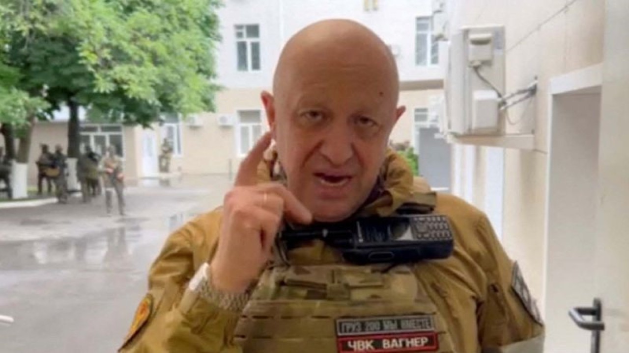 Pendiri kelompok tentara bayaran swasta Wagner, Yevgeny Prigozhin, berbicara di dalam markas besar pusat komando militer tentara selatan Rusia, yang diambil di bawah kendali PMC Wagner, di Kota Rostov-on-Don, Rusia dalam gambar diam ini yang diambil dari video pada 24/6/2023. ANTARA FOTO/Press service of "Concord"/Handout via REUTERS/aww.