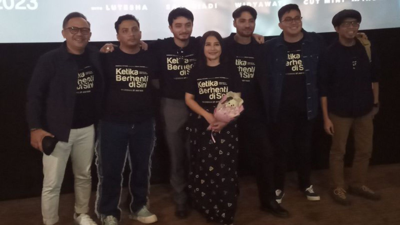 Film "Ketika Berhenti di Sini" mengangkat premis cerita seputar rasa kehilangan serta kemungkinan jika bisa kembali berkomunikasi dengan orang terdekat yang sudah tiada.