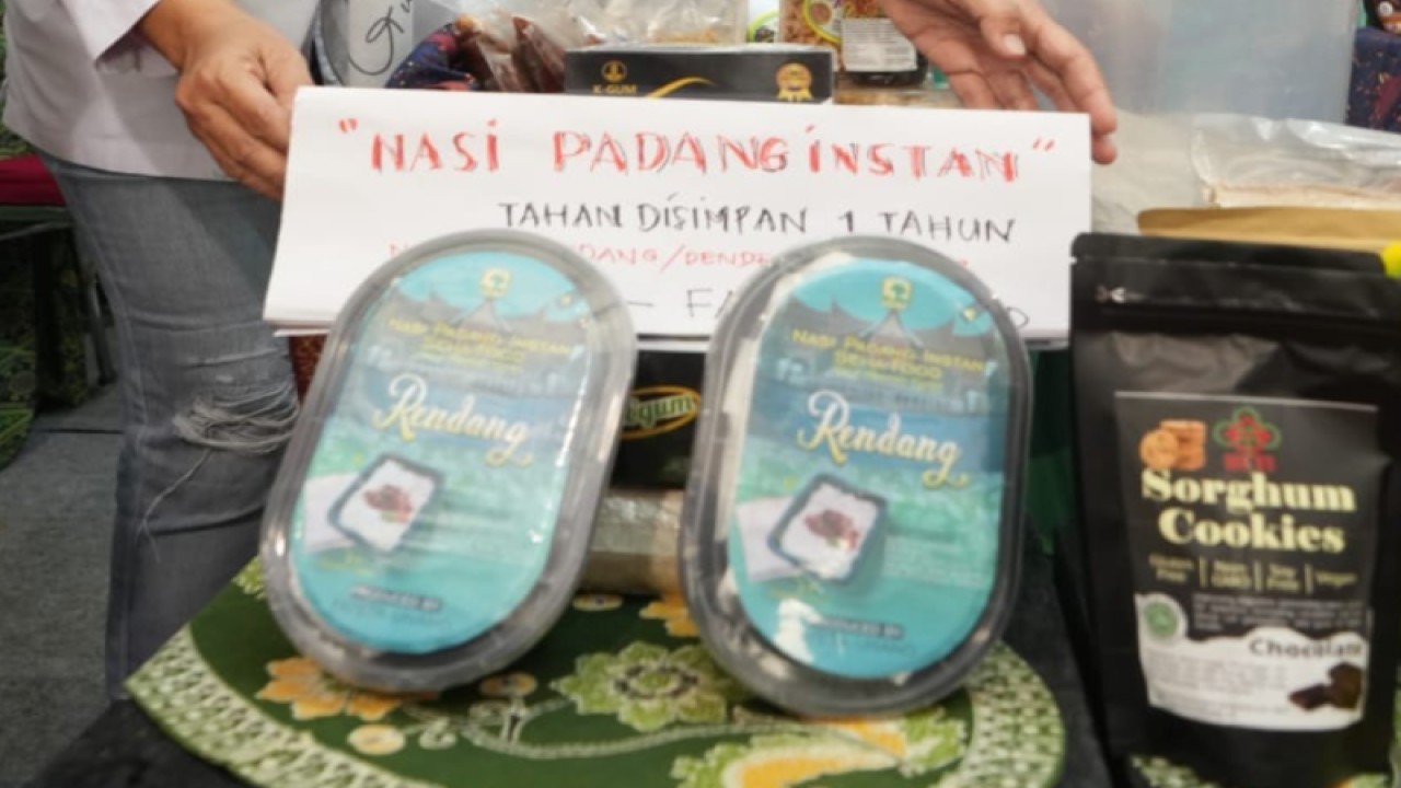 Produk Nasi Padang Instan di Penas TANI KTNA XVI 2023 di Lapangan Udara Sutan Sjahrir Padang (ANTARA/HO Diskominfo Padang)