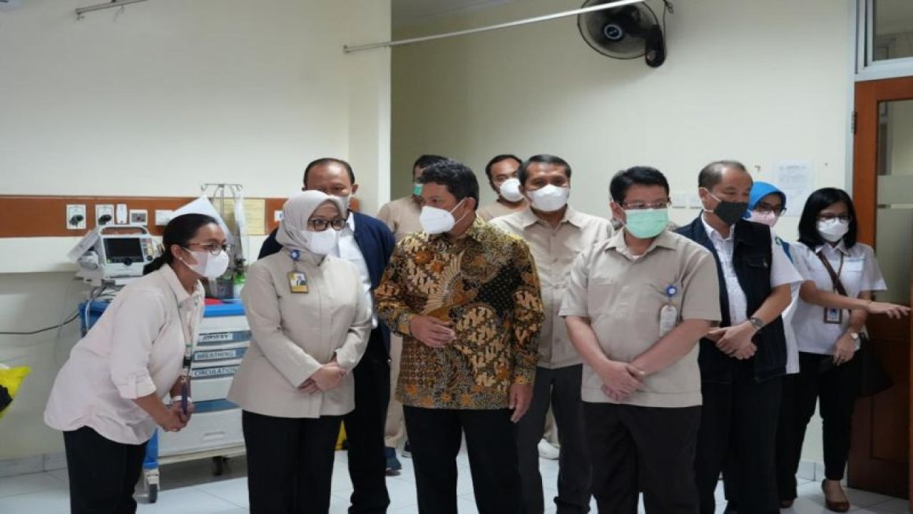 Dirut BPJS Kesehatan Ghufron Mukti (tengah) saat mengunjungi RSCM Jakarta untuk meninjau perawatan pasien obesitas asal Tangerang, Fajri Rifana, Senin (12/6/2023). (ANTARA/HO-BPJS Kesehatan).