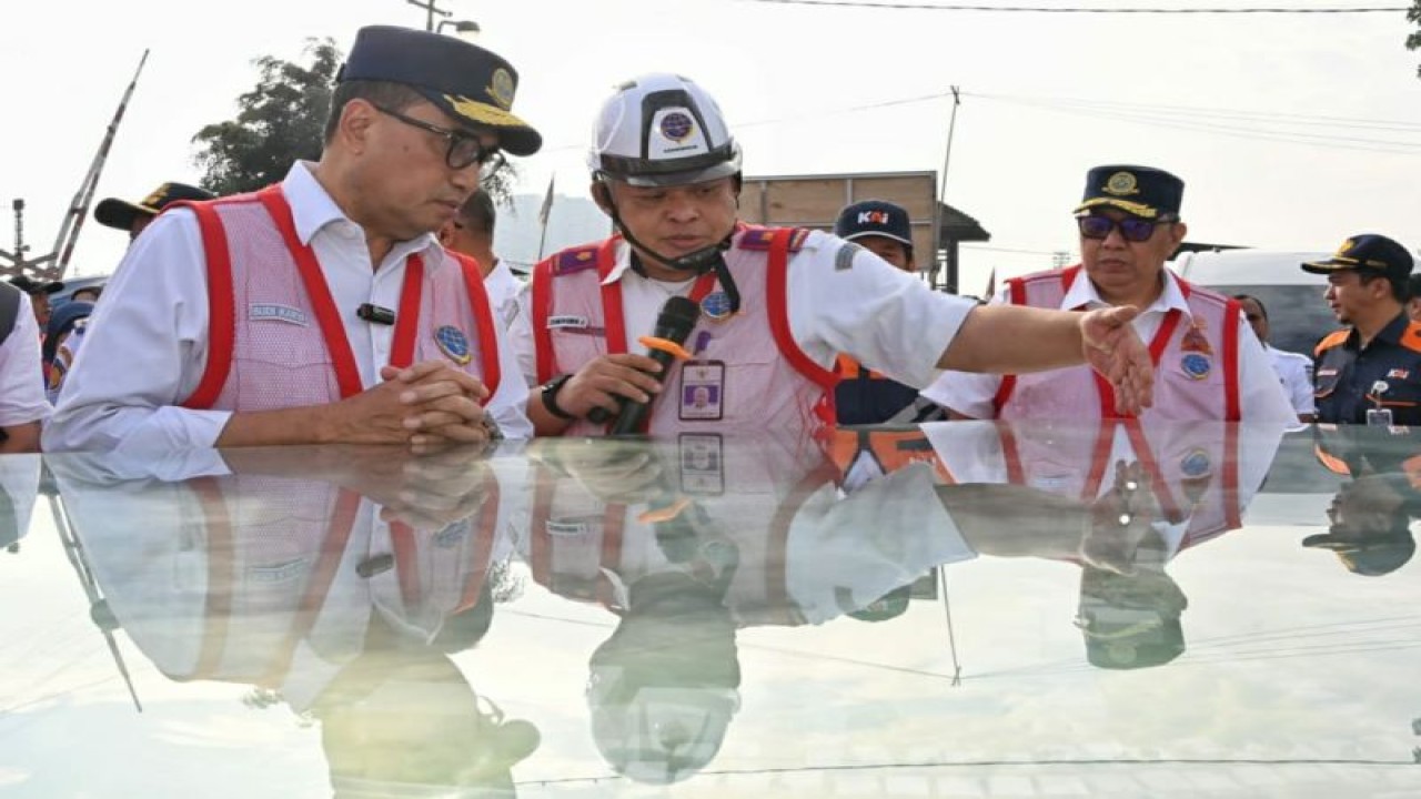 Menhub Budi Karya Sumadi (kiri) mengecek progres pengerjaan fasilitas pendukung "feeder" Kereta Api Cepat Jakarta Bandung (KCJB) di Jawa Barat, Sabtu (17/6/2023). ANTARA/HO-Biro Komunikasi dan Informasi Publik (BKIP) Kemenhub