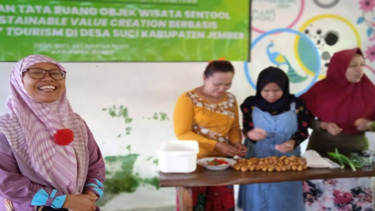 Dr Nurhayati dari Prodi Teknologi Hasil Pertanian FTP Unej menjelaskan tentang olahan buah kelengkeng di Desa Suci, Minggu (25/6/2023). (ANTARA/HO-Promahadesa Unej)