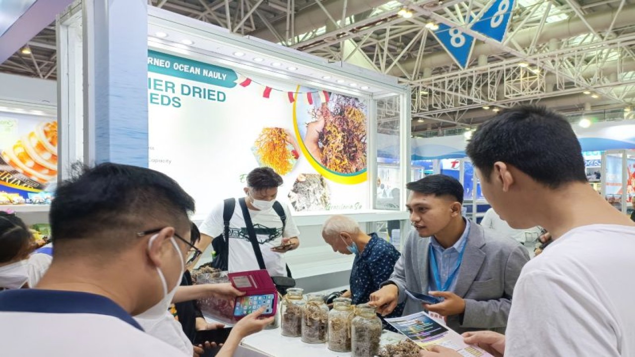 Suasana anjungan Indonesia di ajang pameran produk perikanan International Fisheries Expo (Fife) di Fuzhou, Provinsi Fujian, China. (ANTARA/HO-KJRI Guangzhou)