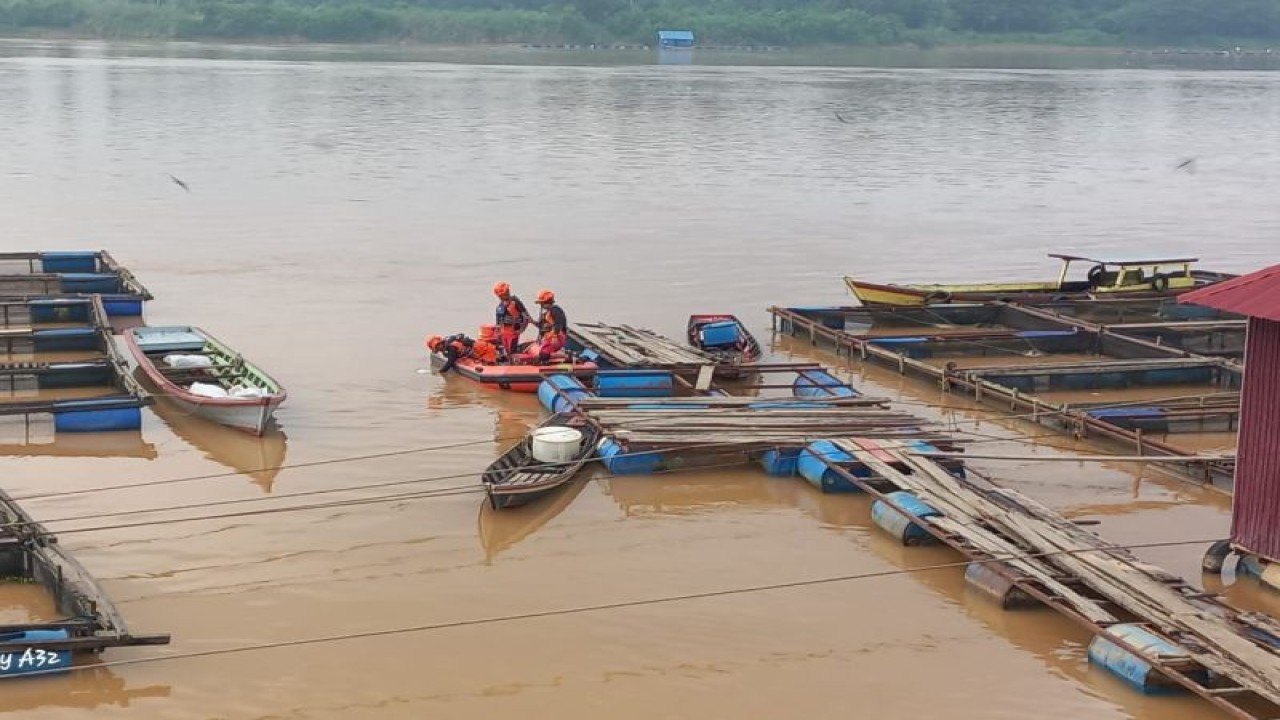 Proses pencarian yang dilakukan Tim SAR di pinggirkan keramba ikan di Sungai Batanghari, Jambi. (ANTARA/HO/Basarnas Jambi)