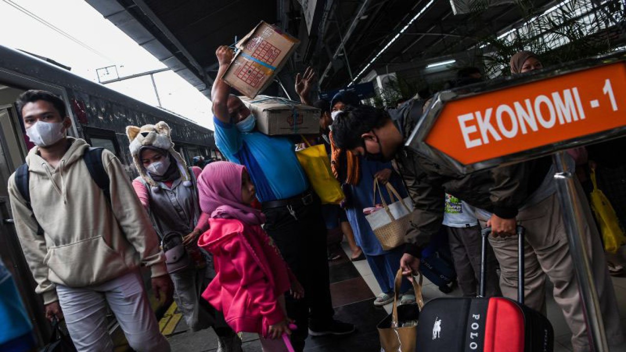 Penumpang kereta api Sawunggalih tiba di Stasiun Pasar Senen, Jakarta, Minggu (30/4/2023). . ANTARA FOTO/Sigid Kurniawan/nz. (ANTARA FOTO/SIGID KURNIAWAN)