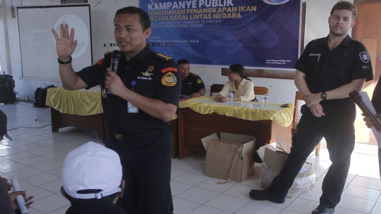Koordinator Ketenagaan PPNS Perikanan dan Kerjasama Penegakan Hukum Ditjen Pengawasan Sumber daya Kelautan dan Perikanan Sahono Budianto saat menjelaskan kepada para nelayan tentang perjanjian atau MoU Box antara Indonesia-Australia dalam Kampanye Publik Pencegahan Penangkapan Ikan Secara Ilegal Lintas Negara di Pelabuhan Pendaratan Ikan (PPI) Tenau Kupang, NTT. ANTARA /Kornelis Kaha.