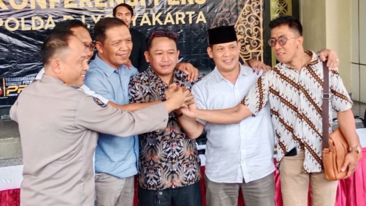 Pengurus Persaudaraan Setia Hati Terate (PSHT) dan suporter klub sepak bola PSIM, Brajamusti saling berjabat tangan dan menyatakan damai di Mapolda DIY, Yogyakarta, Senin (5/6/2023) (ANTARA/Luqman Hakim)