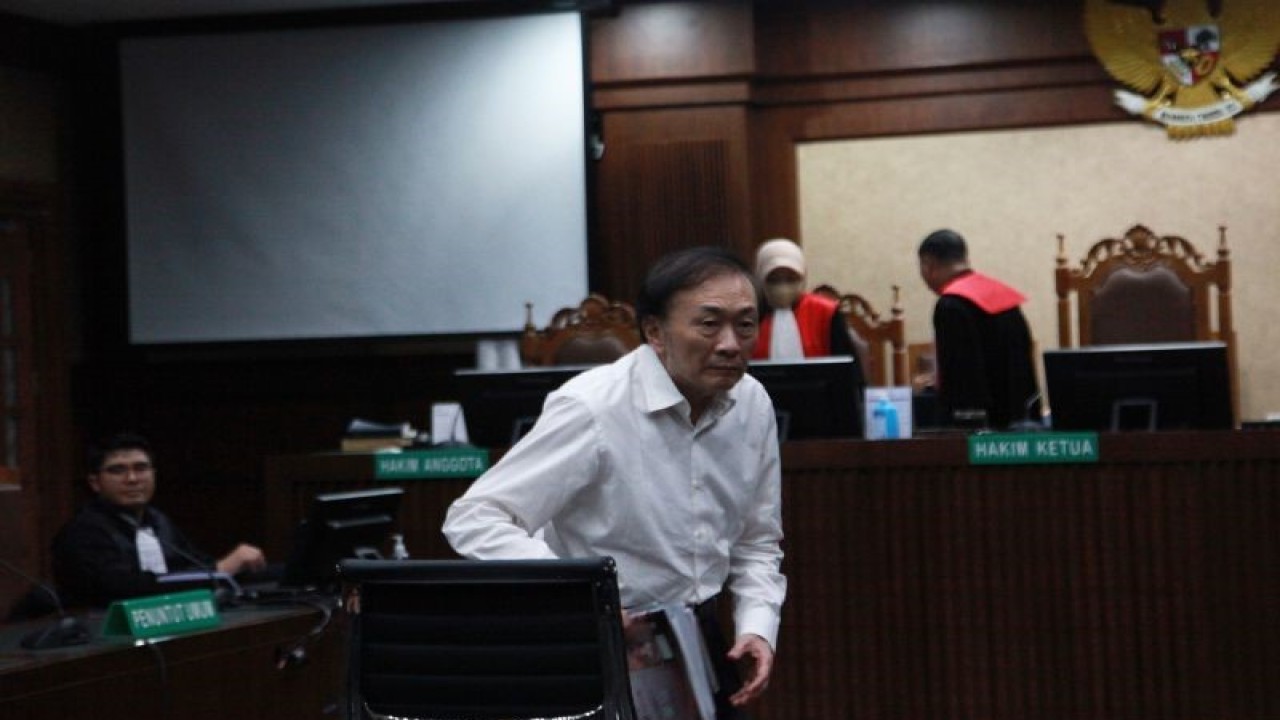 Terdakwa kasus korupsi usaha perkebunan kelapa sawit tanpa izin di Provinsi Riau periode 20042022, Surya Darmadi (tengah) usai menjalani sidang dengan agenda pembacaan vonis di Pengadilan Tipkor, Jakarta, Kamis (23/2/2023). ANTARA FOTO/Reno Esnir/tom (ANTARA FOTO/RENO ESNIR)