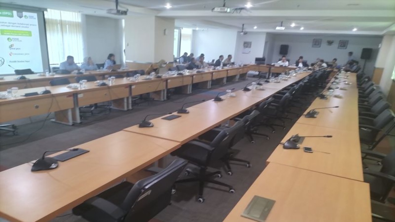 Jajaran manajemen PT Food Station Tjipinang saat rapat dengan anggota DPRD DKI Jakarta, Senin (26/6/2023). ANTARA / Walda