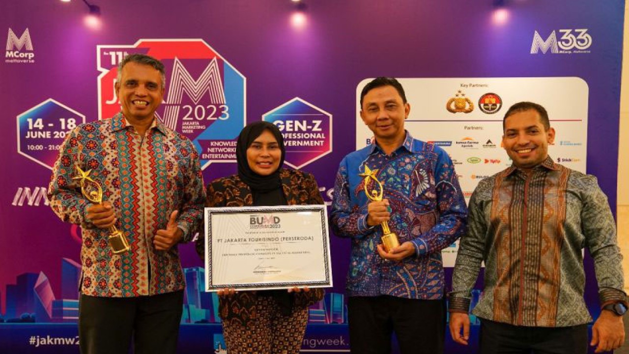 Jajaran PT JXB mendapatkan penghargaan The Most Promising Company In Strategic Marketing dan The Most Promising Company In Tactical Marketing 2023, di Jakarta, Rabu (14/6/2023). ANTARA/Ho-PT JXB