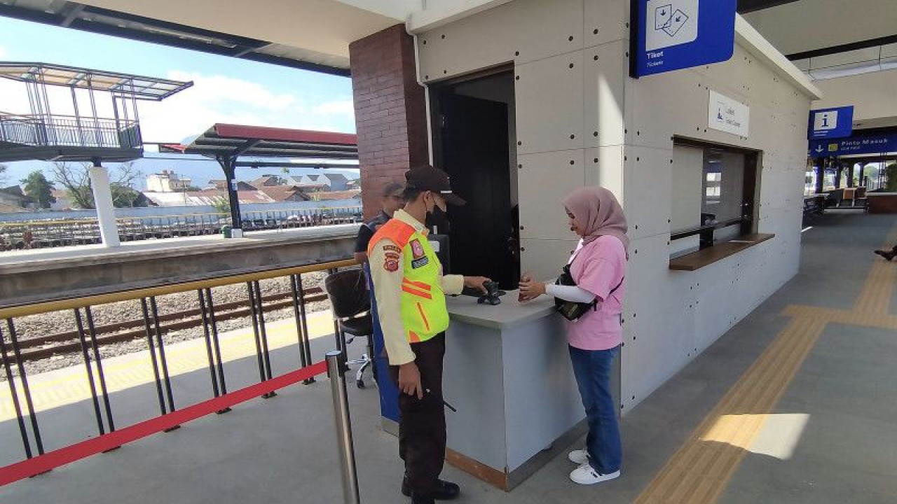 Warga memindai tiket elektronik untuk melakukan perjalanan kereta di Stasiun Gedebage, Kota Bandung, Jawa Barat, Kamis (1/6/2023). ANTARA/Bagus Ahmad Rizaldi.