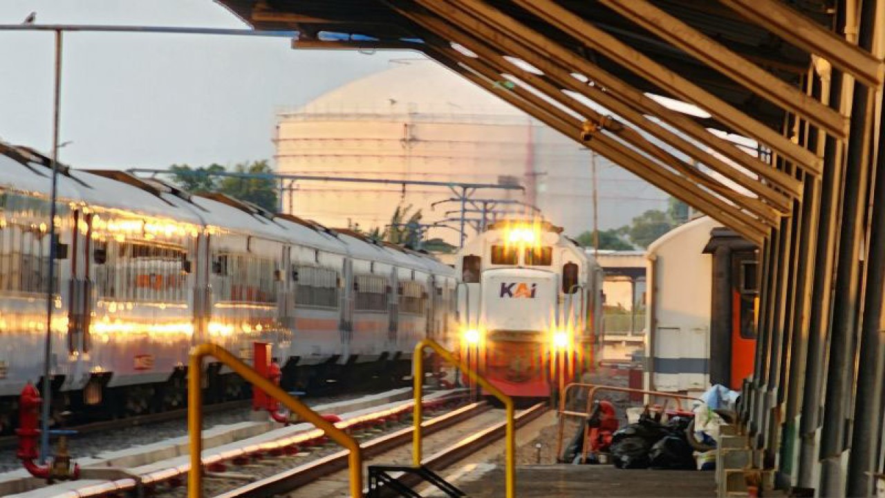 Rangkaian kereta api di Stasiun Semarang Tawang. (ANTARA/ I.C.Senjaya)