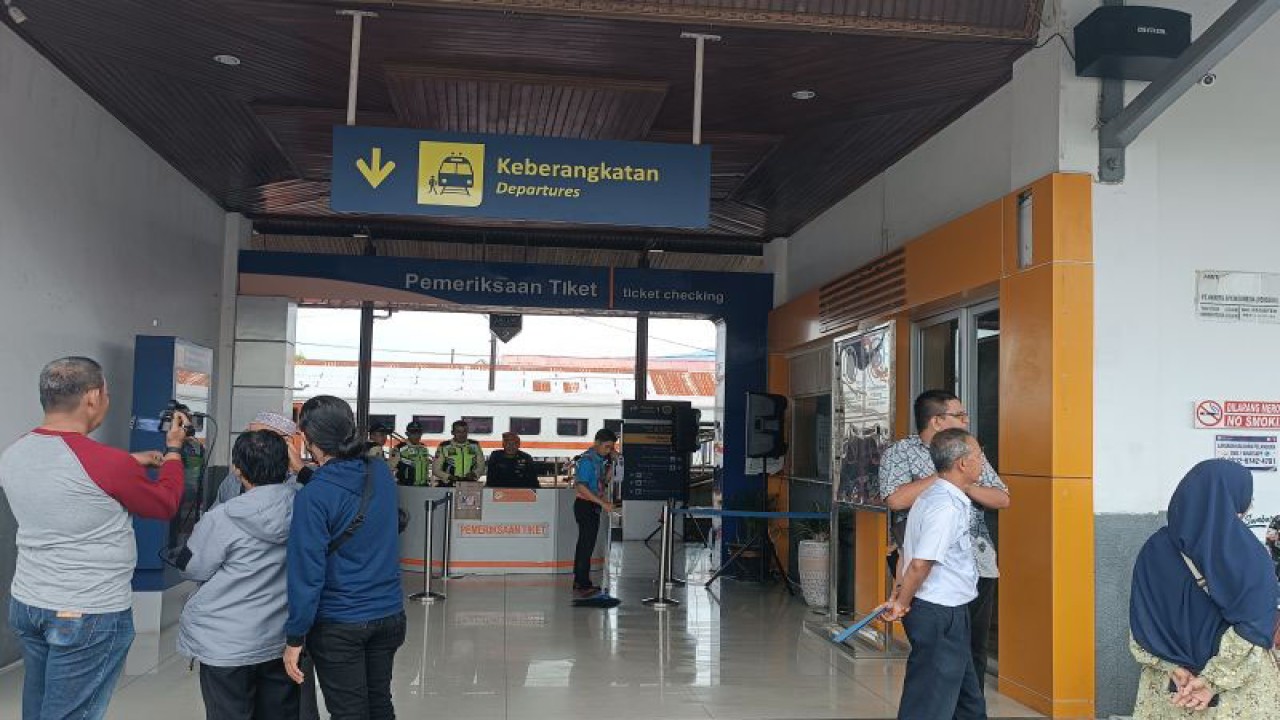 Masyarakat pengguna jasa kereta api diizinkan tidak menggunakan masker mulai 12 Juni 2023. (ANTARA/Miko Elfisha)