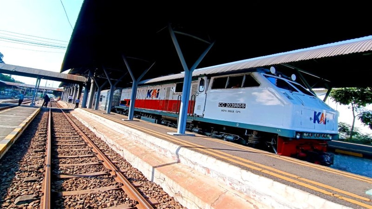 Foto Arsip - Petugas berjaga di dekat KA Sancaka di Stasiun Gubeng Surabaya. (ANTARA/Naufal Ammar Imaduddin)