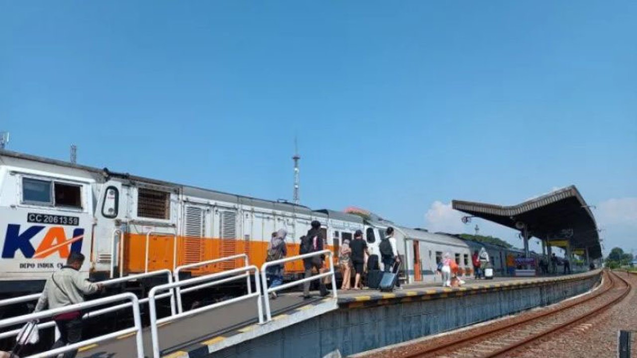 Penumpang Kereta Api Argo Cheribon saat akan menaiki kereta di Stasiun Cirebon, Jawa Barat, Senin (24/4/2023). (ANTARA/Khaerul Izan)