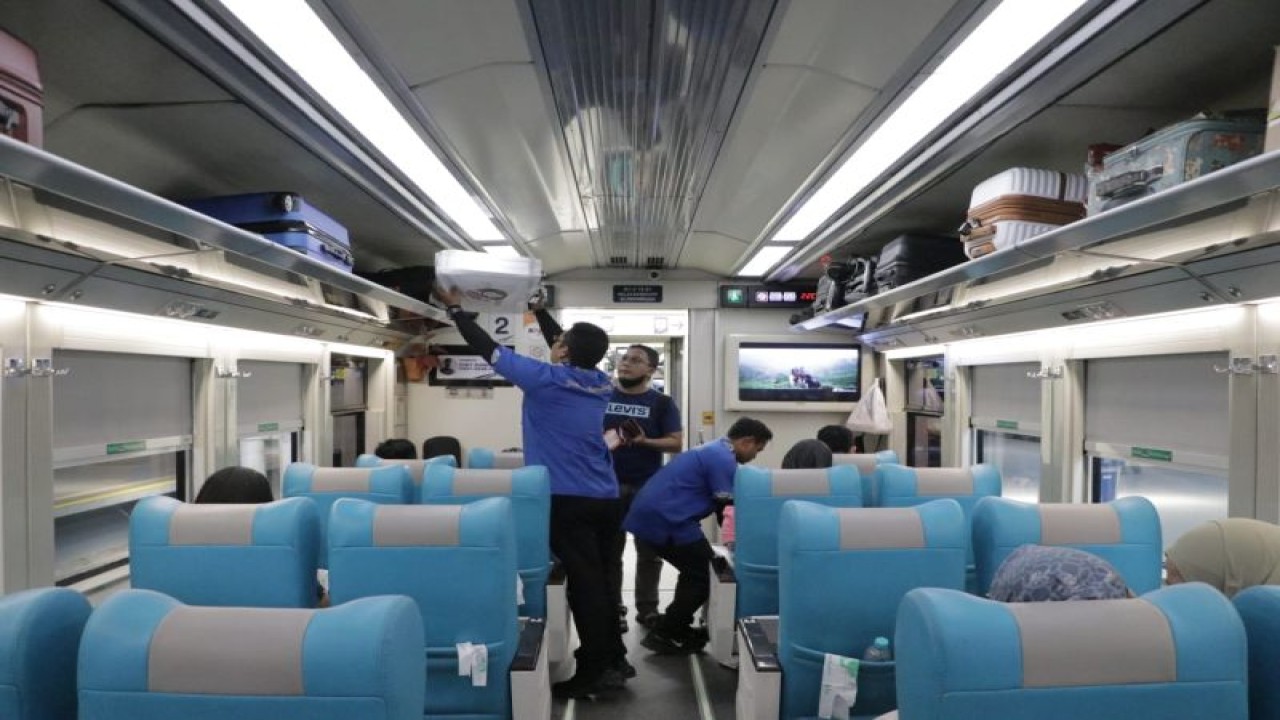 Petugas membantu menyimpan barang penumpang di Stasiun Bandung, Kota Bandung, Jawa Barat. (ANTARA/HO-PT KAI Daop 2)