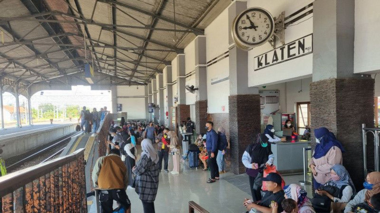 Ilustrasi - Stasiun Klaten. Perjalanan KA Tidak terganggu akibat gempa yang terjadi di Yogyakarta, Jumat (30/6/2023). ANTARA/Aris Wasita