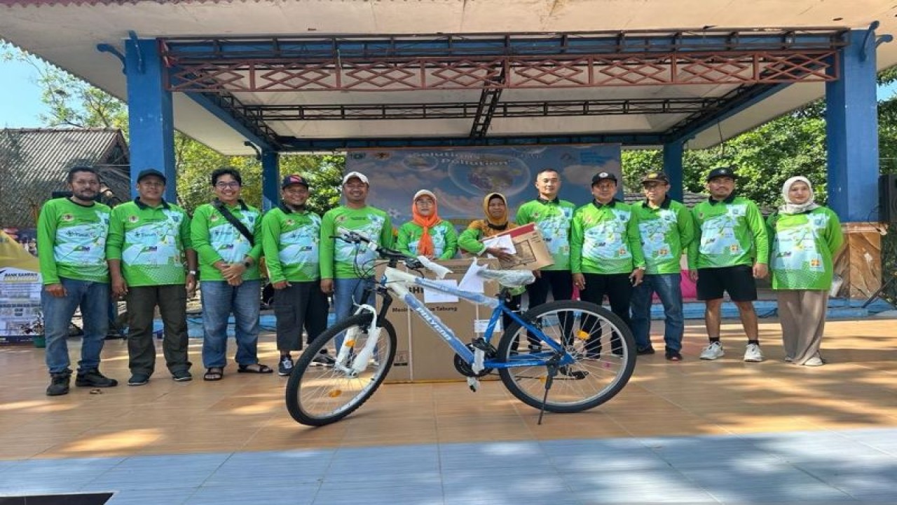 PT Timah Tbk membagikan hadiah kepada peserta kegiatan bersih sampah plastik, jalan sehat di Pantai Tanjung Pandan Belitung. (ANTARA/ HO-Humas PT Timah)