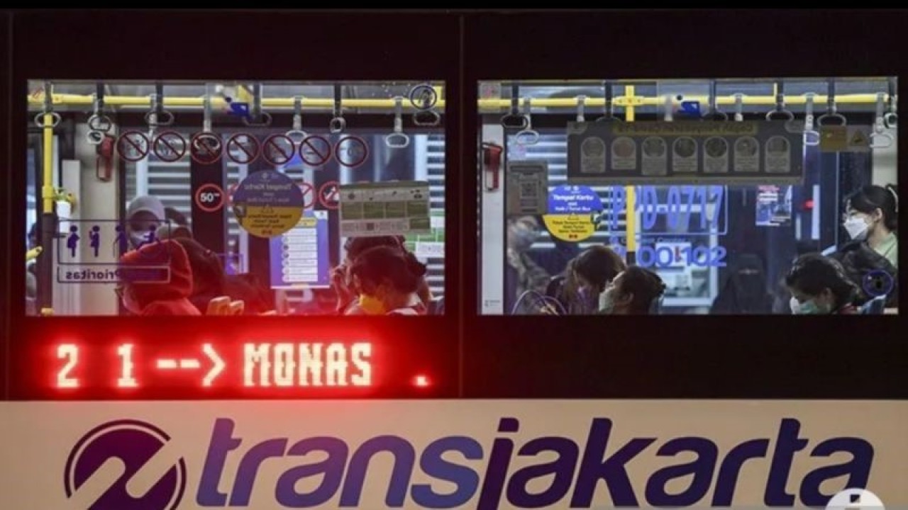 Sejumlah penumpang berada di dalam bus TransJakarta saat berhenti di halte Monumen Nasional (Monas), Jakarta, Selasa (11/4/2023). ANTARA FOTO/M Risyal Hidayat/rwa/aa