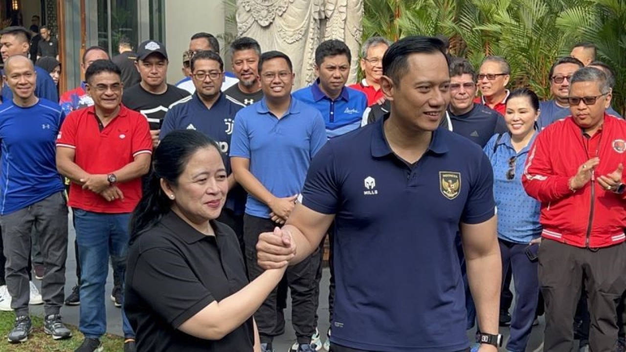 Ketua DPP PDI Perjuangan Puan Maharani (tengah kiri) bertemu dengan Ketua Umum Partai Demokrat Agus Harimurti Yudhoyono (AHY, tengah kanan) di Plataran Hutan Kota Gelora Bung Karno, Jakarta Pusat, Minggu (18/6/2023). ANTARA/Putu Indah Savitri