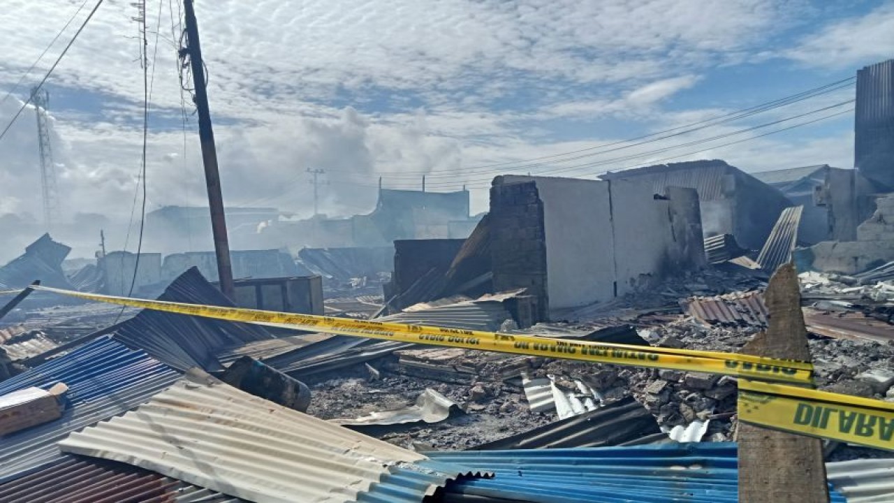 Puing-puing bangunan kios dan rumah warga di kompleks Pasar Wosi, Kabupaten Manokwari, Papua Barat, ludes terbakar, Selasa. (ANTARA/Fransiskus Salu Weking)