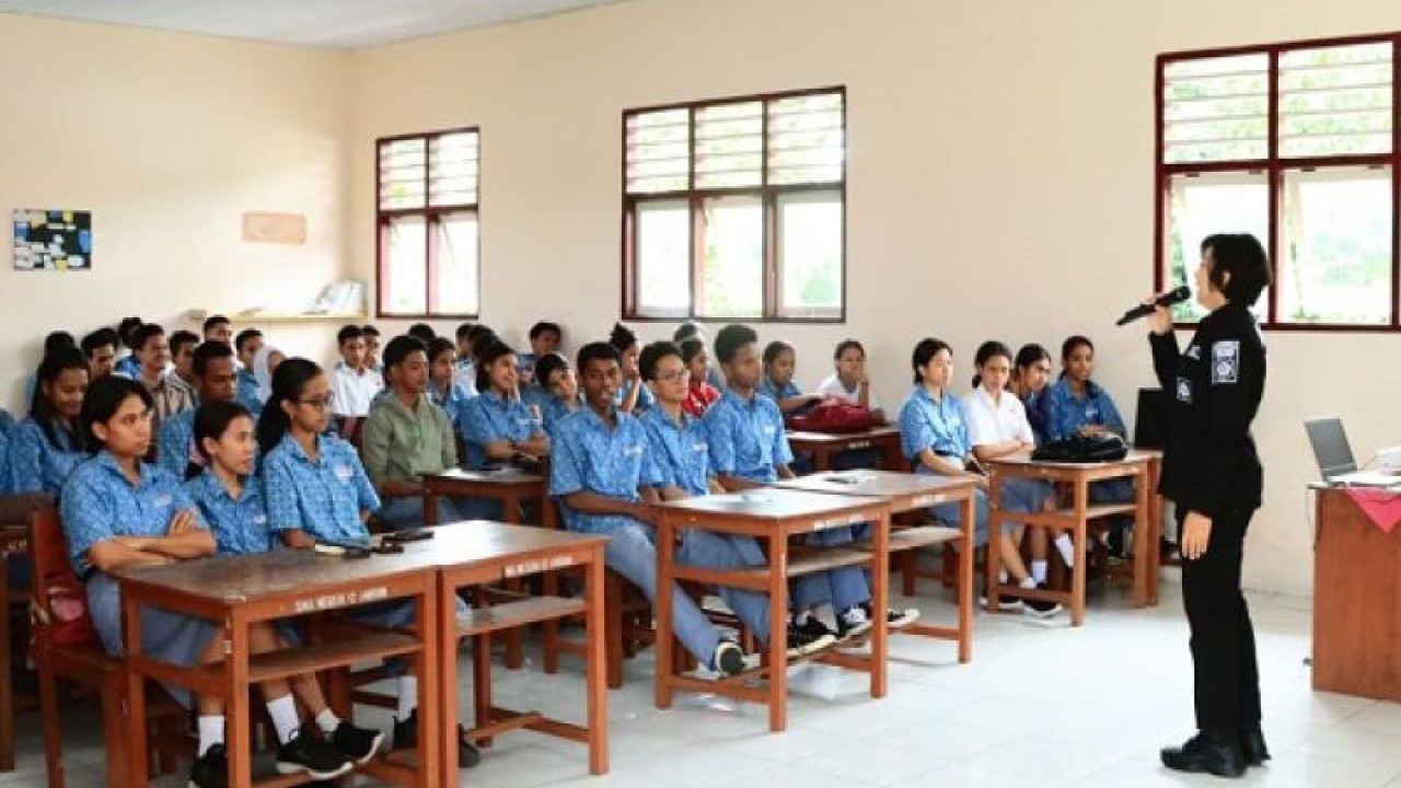 Kasi Humas Polresta Pulau Ambon Ipda Janet Luhukay bersama tim menggelar kegiatan sosialisasi lomba konten kreatif "Bitter-Sweet Perjalanan Polri” menyambut peringatan HUT Bhayangkara ke-77 2023 bagi siswa SMA Negeri 12 Ambon. (3/6) (ANTARA/HO/Polresta)