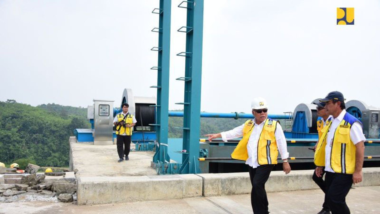 Menteri Pekerjaan Umum dan Perumahan Rakyat (PUPR) Basuki Hadimuljono (ketiga kanan) meninjau pembangunan Bendungan Multifungsi Karian, di Desa Pasir Tanjung, Kecamatan Rangkasbitung, Lebak, Provinsi Banten, Kamis (8/6/2024). (ANTARA/HO-Kementerian PUPR)