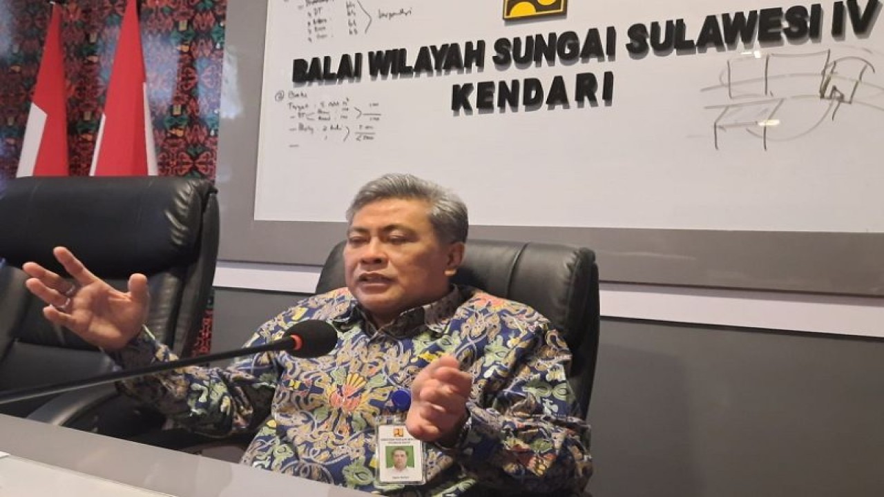 Kepala Balai  Wilayah Sungai Sulawesi IV Kendari Kementerian PUPR Agus Safari di Kendari, Sultra, Rabu (21/6/2021). ANTARA/Azis Senong