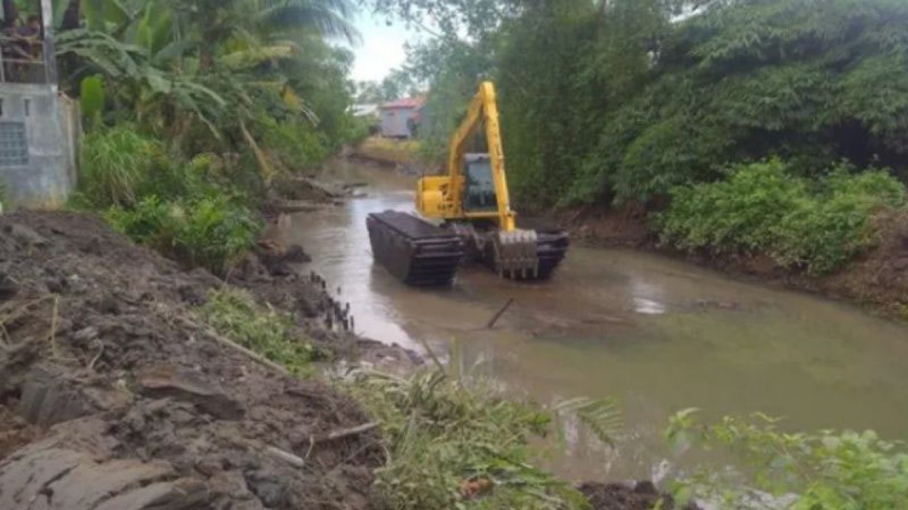 PUPR Kotabaru melakukan pengerukan sungai di Desa Setagen (Sungai Paring). (ANTARA/HO-PUPR Kotabaru)