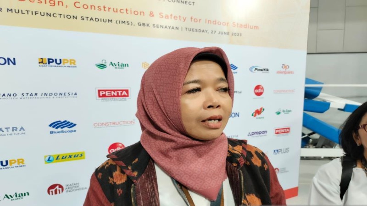 Direktur Prasarana Strategis Ditjen Cipta Karya Kementerian PUPR Essy Asiah menyampaikan keterangan kepada awak media di Jakarta, Selasa (27/6/2023). ANTARA/Aji Cakti