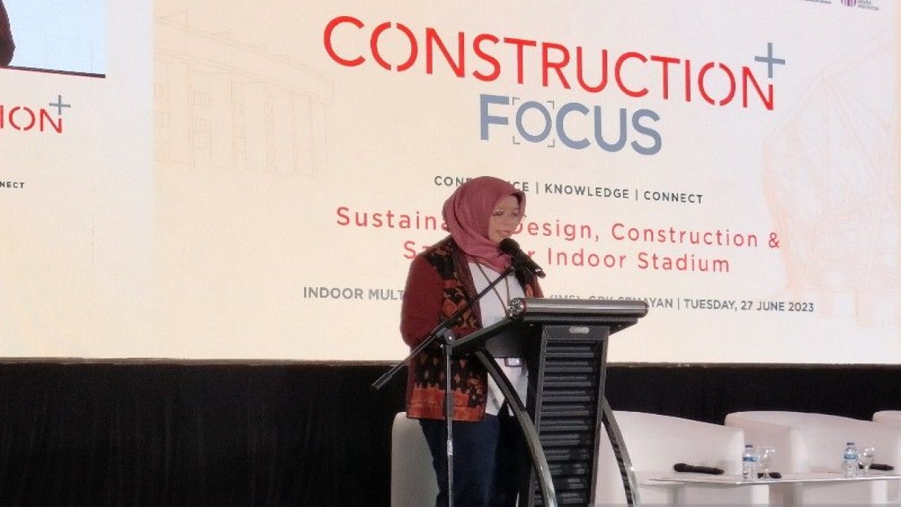 Direktur Prasarana Strategis Direktorat Jenderal (Ditjen) Cipta Karya Essy Asiah dalam acara Sustainable Design, Construction & Safety for Indoor Stadium  di Indoor Multifunction Stadium Gelora Bung Karno, Jakarta, Selasa (27/6/2023). ANTARA/Aji Cakti
