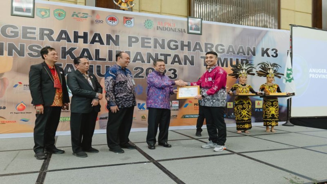 PT Pupuk Kalimantan Timur (Kaltim) berhasil meraih tiga penghargaan bidang Keselamatan dan Kesehatan Kerja (K3) tahun 2022 dari Pemerintah Provinsi (Pemprov) Kaltim atas komitmen menjalankan aspek K3 dalam aktivitas perusahaan secara konsisten dan berkesinambungan. ANTARA/HO-Pupuk Kaltim