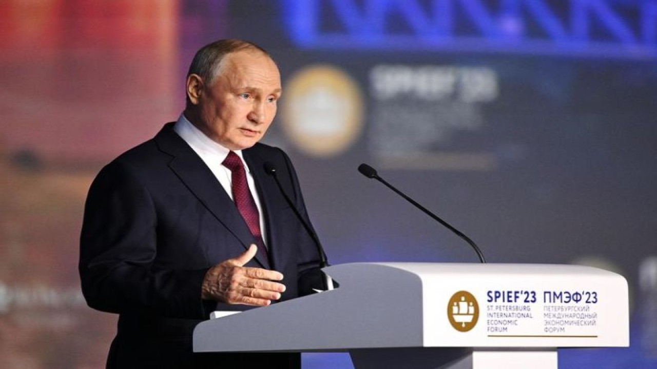 Presiden Rusia Vladimir Putin berpidato di sesi pleno Forum Ekonomi Internasional St. Petersburg ke-26 pada 16 Juni 2023. ANTARA/Xinhua/Siaran Pers Kremlin