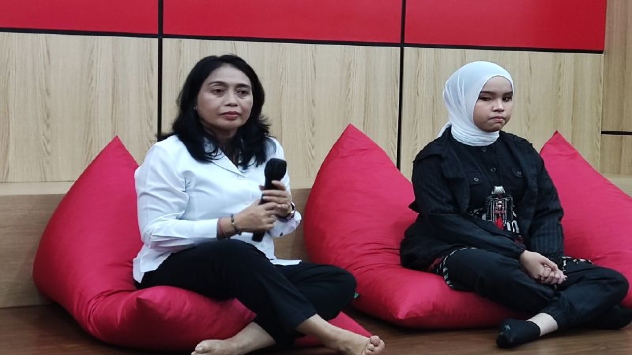 Menteri Pemberdayaan Perempuan dan Perlindungan Anak Bintang Puspayoga (kiri) duduk bersama penyanyi Putri Ariani di Jakarta, Senin (12/6/2023). (ANTARA/ Anita Permata Dewi)