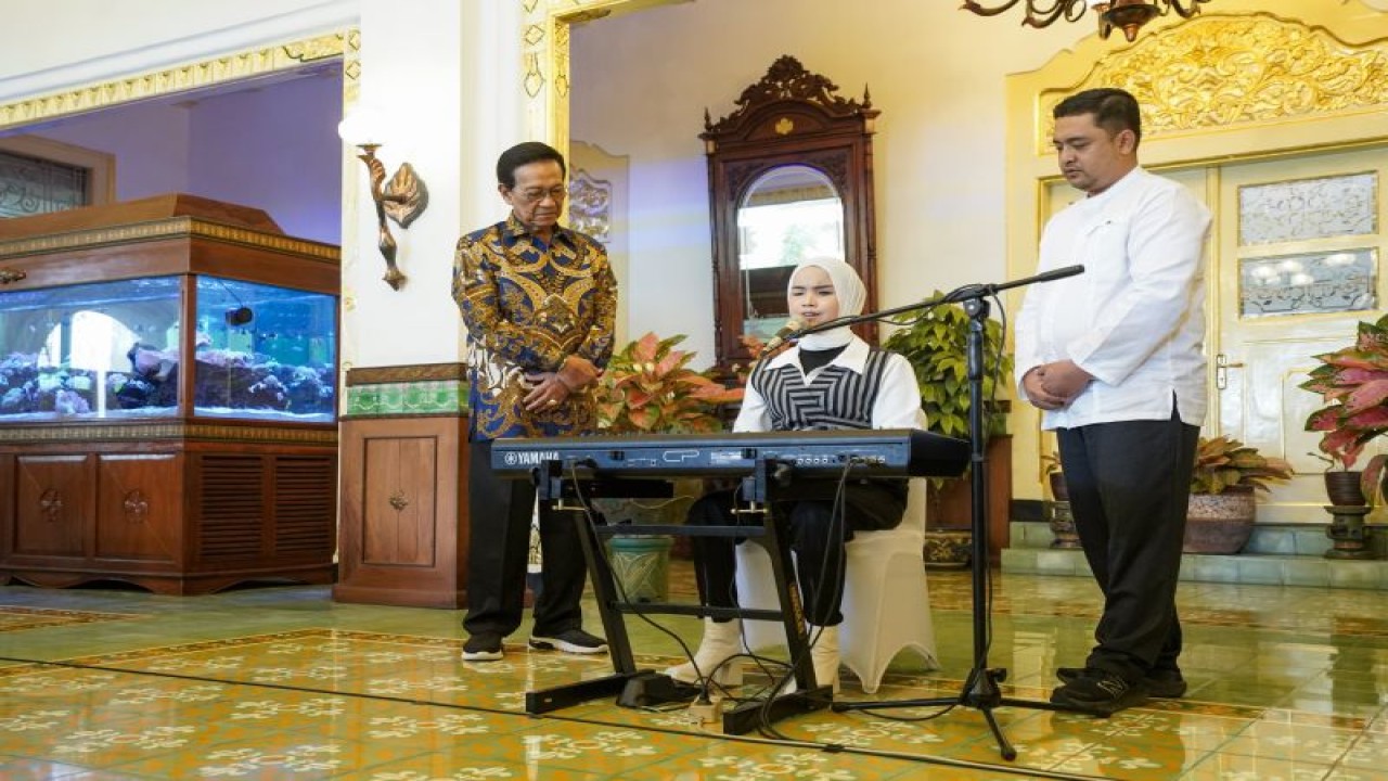 Kontestan America's Got Talent (AGT) 2023 Putri Ariani mempersembahkan lagu untuk Gubernur DIY Sri Sultan HB X di Gedhong Wilis, Kompleks Kepatihan, Yogyakarta, Senin (26/6/2023) (ANTARA/HO-Pemda DIY)
