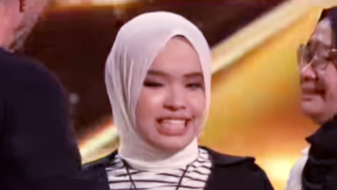 Putri Ariani saat dihampiri Simon Cowell di panggung Americas Got Telent 2023/Instagram