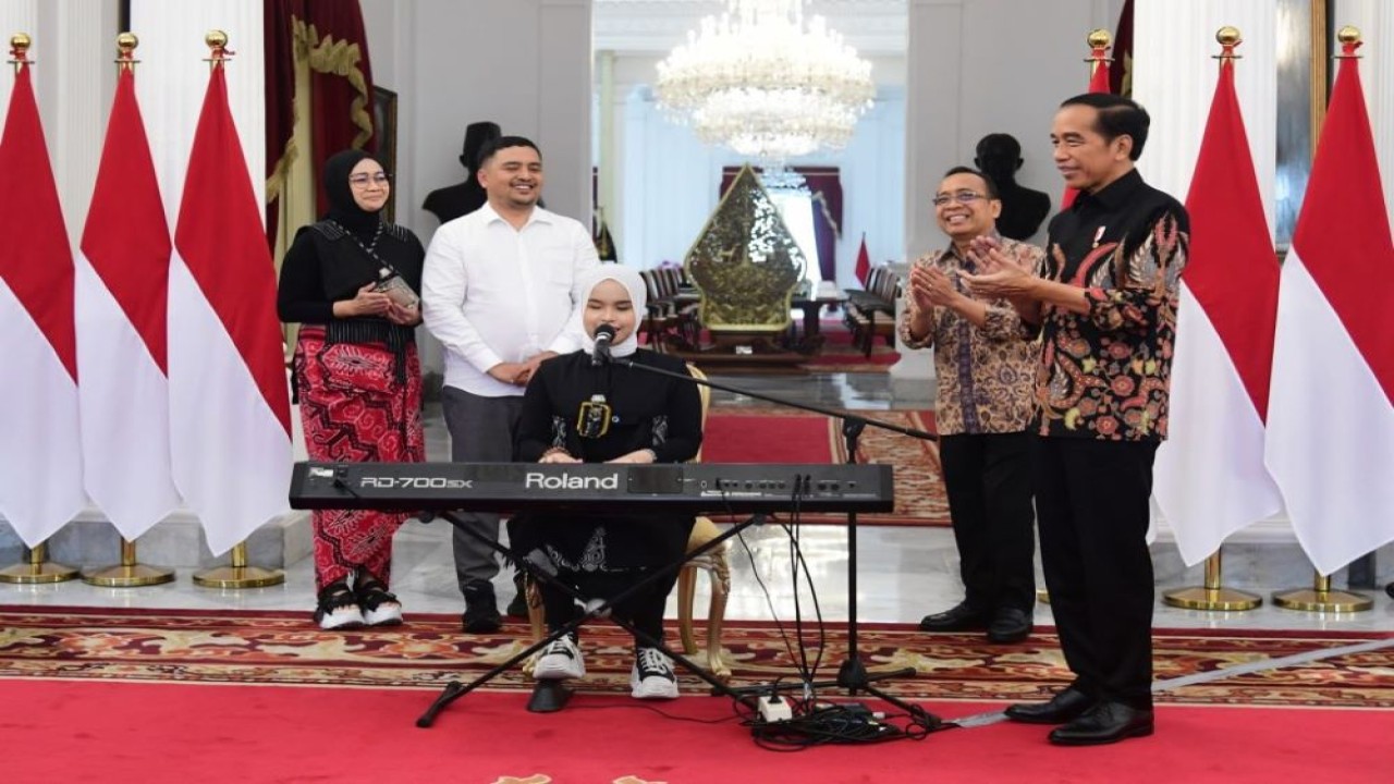 Presiden Jokowi menerima Putri Ariani, Rabu (14/06/2023), di Istana Merdeka, Jakarta. (BPMI Setpres)